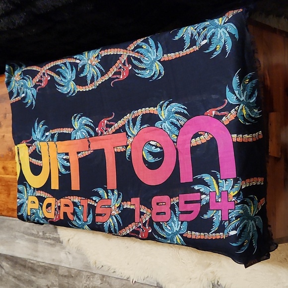 Limited edition Luis Vuitton palm tree extra large size scarf - Picture 3 of 11